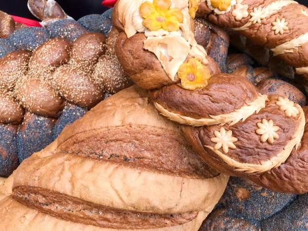 Zdjęcie tekstura bujnej rumianej pszenicy brązowej bujnej smaczne białe bochenki chleba czarne makowe bułeczki tło