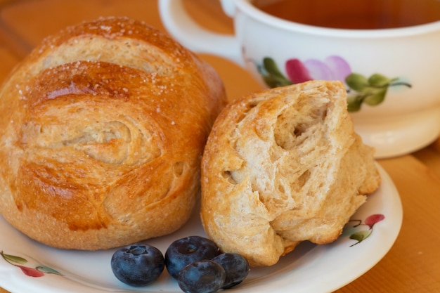 Zdjęcie tekstura chleba z bliska świeża bułka z herbatą z bliska chleb pełnoziarnisty na zbliżenie talerza