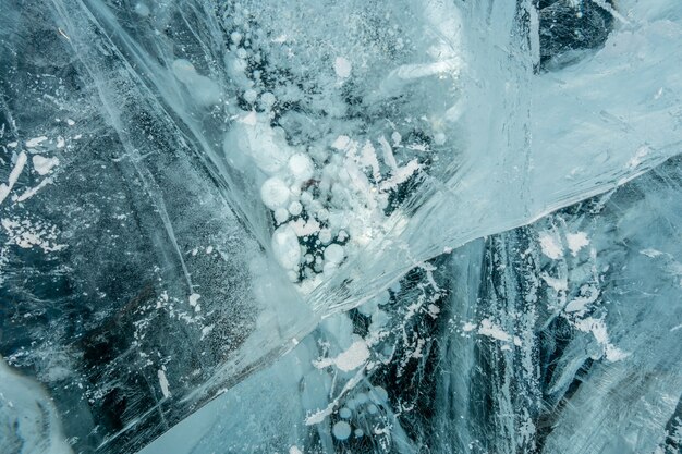 Tekstura czystego niebieskiego mrożonego pękniętego lodu jeziora Bajkał