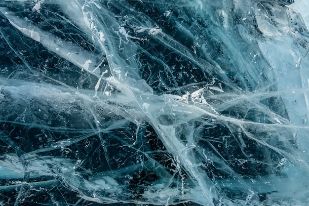 Tekstura czystego niebieskiego mrożonego pękniętego lodu jeziora Bajkał