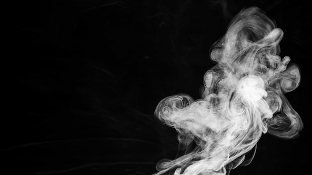 Zdjęcie tekstura dymu na czarnym tle z kopii przestrzenią