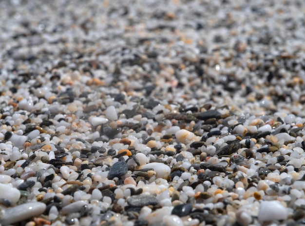 Tekstura kamyków na plaży Morza Egejskiego w Grecji