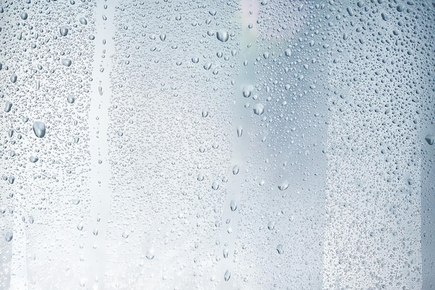 Tekstura kropla deszcz na szklanym mokrym przejrzystym tle