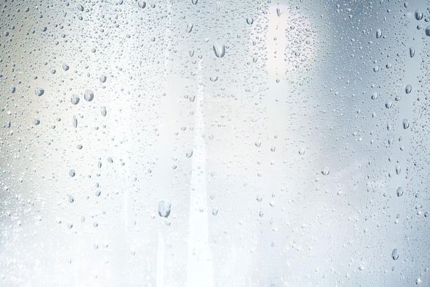 tekstura kropli deszczu na szklanym, mokrym, przezroczystym tle