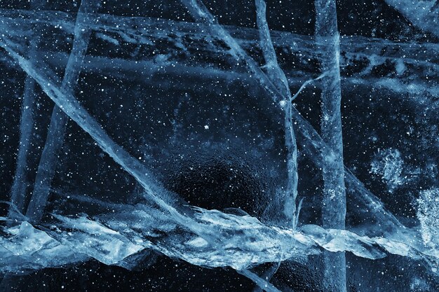 tekstura lodu pęka bajkał, abstrakcyjne tło zima lód przezroczysty niebieski