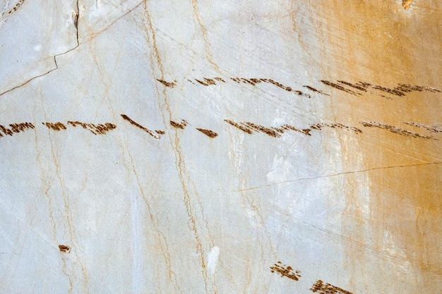 Tekstura piaskowca z wieloma pęknięciami pomarańczowymi i białymi