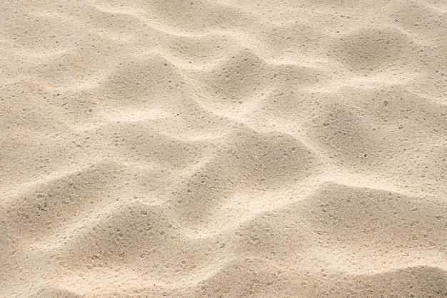 Tekstura Piasku Na Plaży. Lato W Tle Z Fragmentem Plaży Nadmorskiego Kurortu. Abstrakcja W Przyrodzie