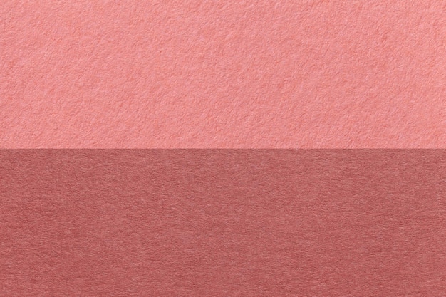 Tekstura rzemieślniczego różowego i bordowego papieru tła pół dwóch kolorów makro Struktura rocznika gęstej tektury różanej