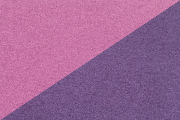 Tekstura rzemiosła fioletowe i fioletowe tło papieru pół dwa kolory makro Struktura rocznika liliowego kartonu