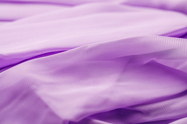Tekstura satynowej tkaniny w kolorze liliowym na tle