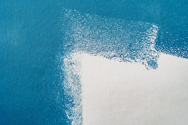 Tekstura ściany pomalowana w połowie na niebiesko i biało