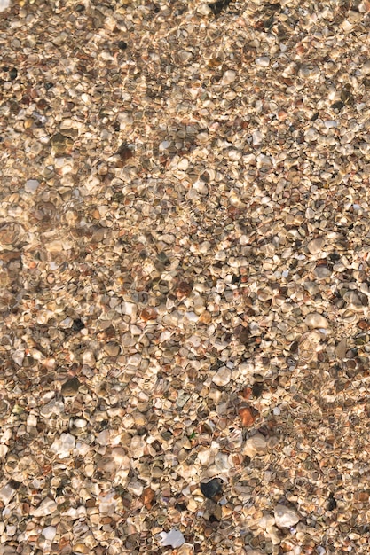 tekstura słonecznego piasku na dnie morskim małe kamienie