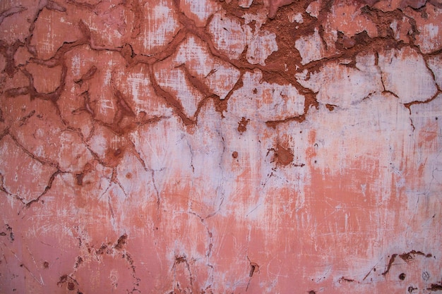 Tekstura starej rustykalnej ściany pokryta jest różowym stiukiem