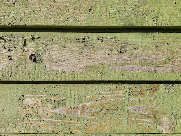 Tekstura tła drewna w stylu vintage z węzłami i otworami na gwoździeStare drewniane deski w stylu grunge rustykalne tło poziome malowane zielone panele są bardzo używane