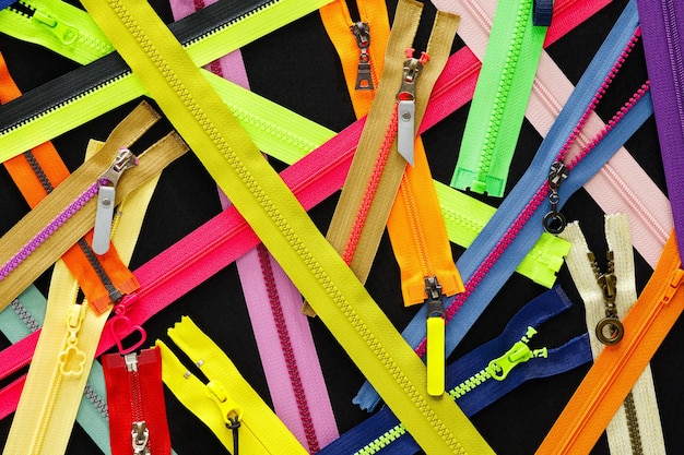 Tekstura tła suwaków suwaków suwaków wiele suwaków w różnych kolorach szycie ubrań atelier tkaniny i akcesoria sklep hobby diy koncepcja