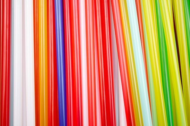 Tekstura tła z wielokolorowych plastikowych słomek do napojów Słomki do napojów koktajli