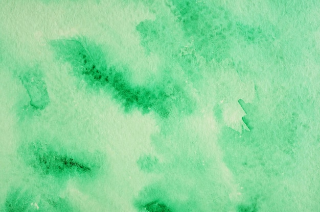 Tekstura z zielonych plam akwarelowych na białym papierze