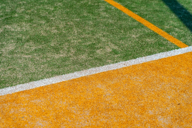 Tekstura zewnętrznego boiska sportowego widziana z góry Paddle tenis zielony cięty z białymi liniami
