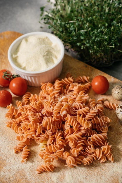 Teksturę Tła Makaronu Tricolor Fusilli Do Tradycyjnej Kuchni Włoskiej I śródziemnomorskiej W Widoku Pełnej Klatki Z Bliska. Zdjęcie Wysokiej Jakości