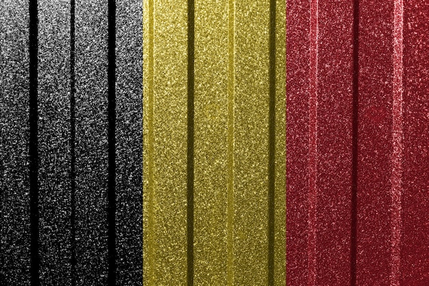 Teksturowana flaga Belgii na metalowej ścianie Kolorowe naturalne abstrakcyjne tło geometryczne z liniami