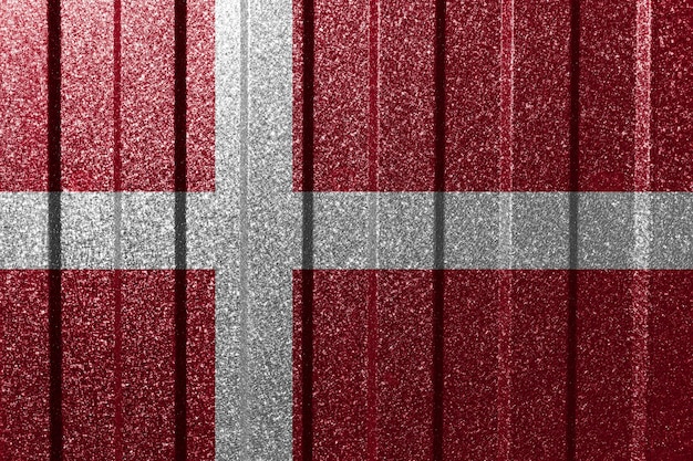 Teksturowana flaga Danii na metalowej ścianie Kolorowe naturalne abstrakcyjne tło geometryczne z liniami