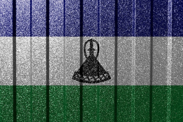 Teksturowana flaga Lesotho na metalowej ścianie Kolorowe naturalne abstrakcyjne tło geometryczne z liniami