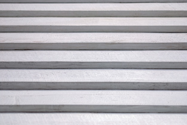 Teksturowane białe tło z malowanymi drewnianymi schodami z efektem światła i cienia