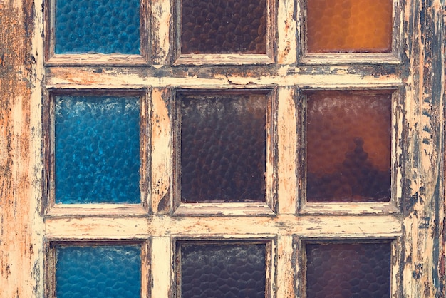 Teksturowane szkło w starej drewnianej ramie okiennej