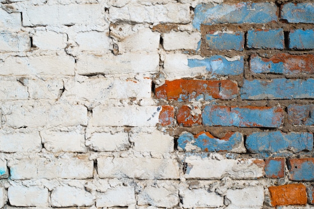 teksturowanej tło grunge. Mur z cegły z białą i niebieską farbą na zewnątrz. Stare, popękane mury poziome z miejsca kopiowania tekstu.