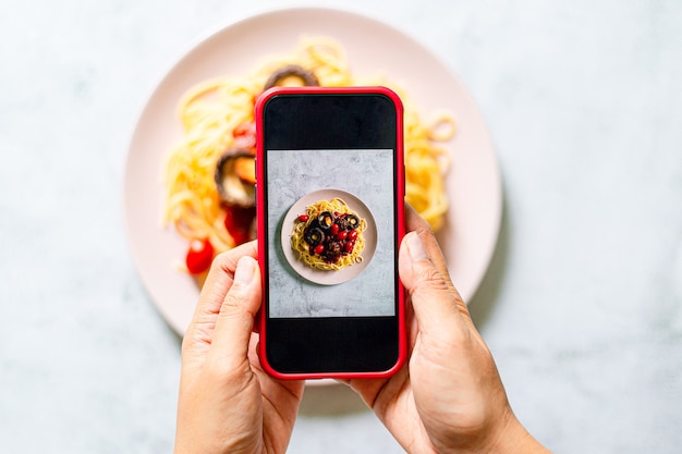 Telefon komórkowy do robienia zdjęć spaghettiWykonywanie zdjęć jedzenia