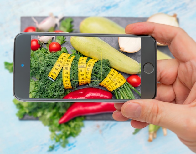 Zdjęcie telefon komórkowy robi zdjęcie warzywa