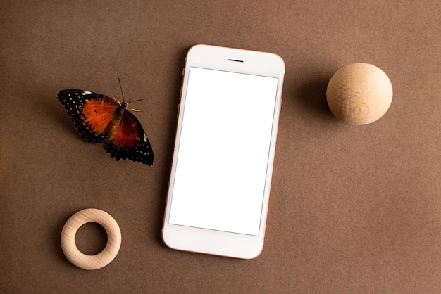 Telefon komórkowy z białym ekranem i kamieniem na jasnobrązowym tle Trend minimalna koncepcja z copyspace
