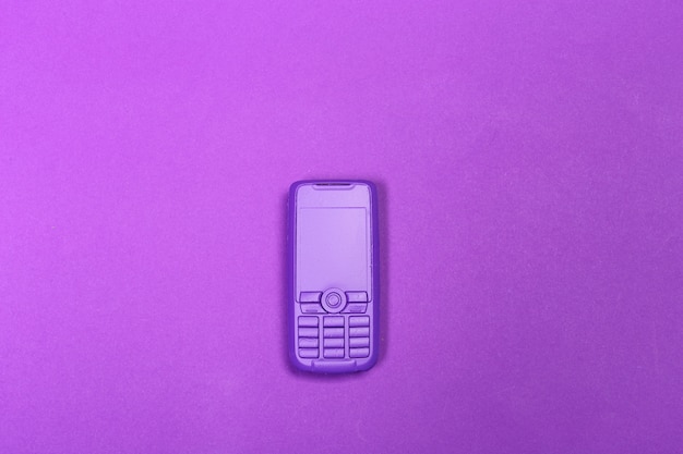 Telefon leżący na kolorowe tło, widok z góry.