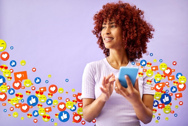 Telefon, media społecznościowe i powiadomienie emoji z czarną kobietą w studiu na fioletowym tle do komunikacji Aplikacja mobilna i reakcja z szczęśliwą młodą osobą używającą technologii, aby polubić post