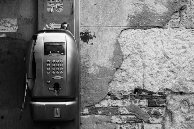 Telefon na ścianie.