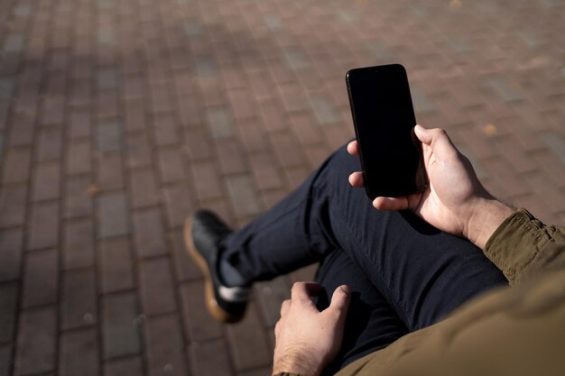 Zdjęcie telefon w ręku męski styl życia