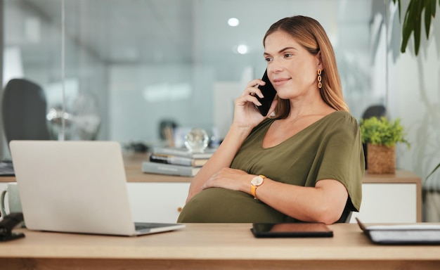 Telefon z biura, laptop i profesjonalna kobieta w ciąży czytająca w Internecie informacje zwrotne z projektu badawczego lub dane z witryny internetowej Administrator kariery, konsultacje dotyczące ciąży i rozmowy z pracownikiem położniczym