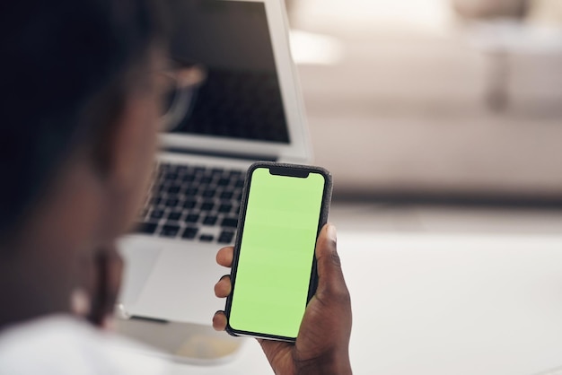 Telefon z zielonym ekranem i ręce kobiety do komunikacji biznesowej aplikacja mobilna i wyszukiwanie makiet w biurze Czytanie przestrzeni online i profesjonalna osoba w sieciach społecznościowych lub makieta czatu