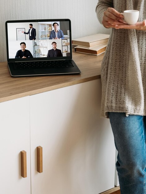 Telekonferencja domowa Webinar biznesowy Prezentacja online Edukacja zdalna Różnorodni studenci oglądający zajęcia wideo z trenerem męskim na ekranie laptopa