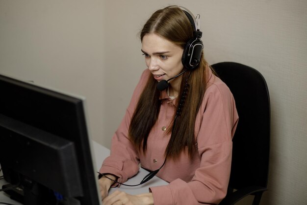 Telemarketer Agent Telemarketingowy Prowadzi Wideokonferencję Z Klientem Online