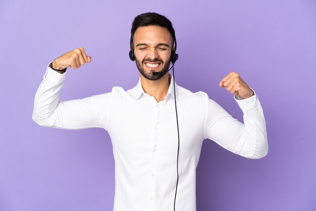 Telemarketer Mężczyzna Pracujący Z Zestawem Słuchawkowym Na Fioletowym Tle, Wykonujący Silny Gest