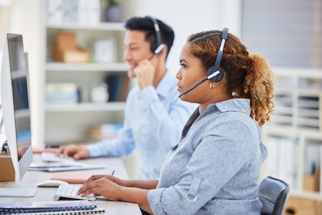 Zdjęcie telemarketingowa kobieta biznesowa i skontaktuj się z nami komputer w biurze z pisaniem przy biurku call center afrykańska pracownica i konsultacja skupiona na pracowniku ze wsparciem internetowym i notatkami z porad agenta