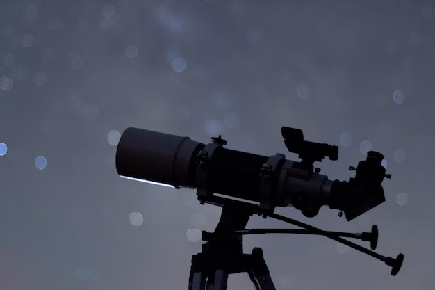 Zdjęcie teleskop astronomiczny gwiaździsta noc droga mleczna galaktyka