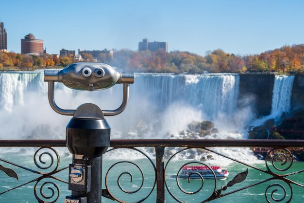 Teleskop lornetki na monety American Falls w jesiennym sezonie liści Niagara Falls City