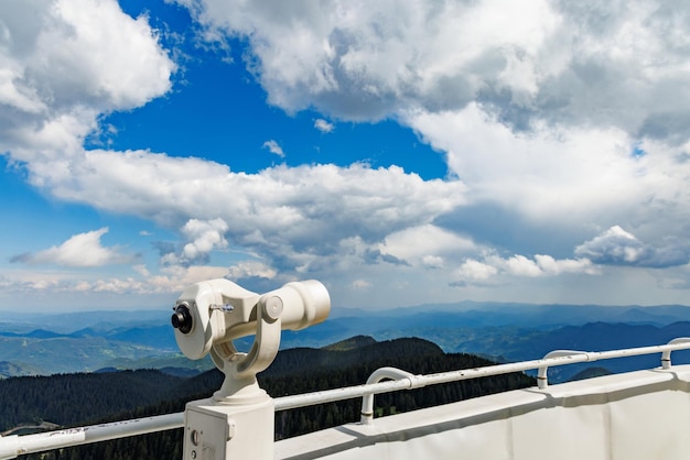 Teleskop na wieży widokowej nad doliną Rodopów na tle zachmurzonego nieba