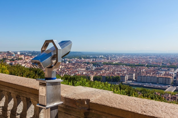 Teleskop z widokiem na panoramę Lyonu we Francji z góry