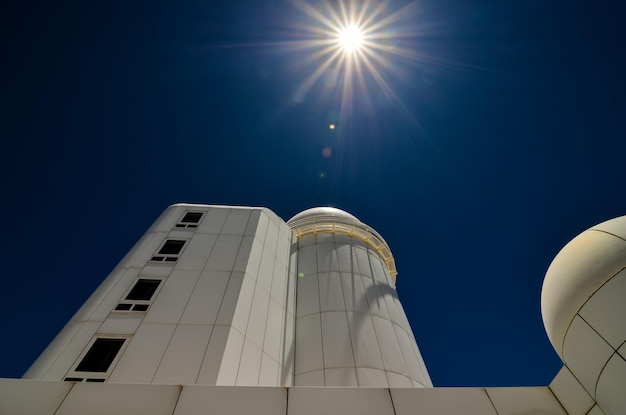 Teleskopy Obserwatorium Astronomicznego na Teide na Teneryfie w Hiszpanii.