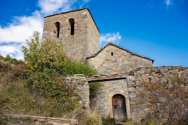 Tella Ermitage i otaczający krajobraz Huesca Hiszpania