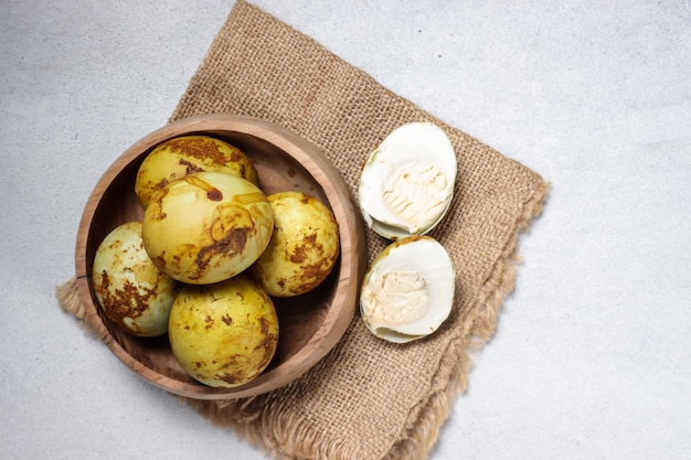 Telur asin pindang lub solone jajko kacze to indonezyjskie jedzenie przygotowywane przez moczenie kaczych jaj w sosie solankowym.
