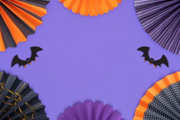 Temat Halloween jasna kopia przestrzenna ramka tła wykonana z jasnych wentylatorów papierowych i nietoperzy na fioletowym